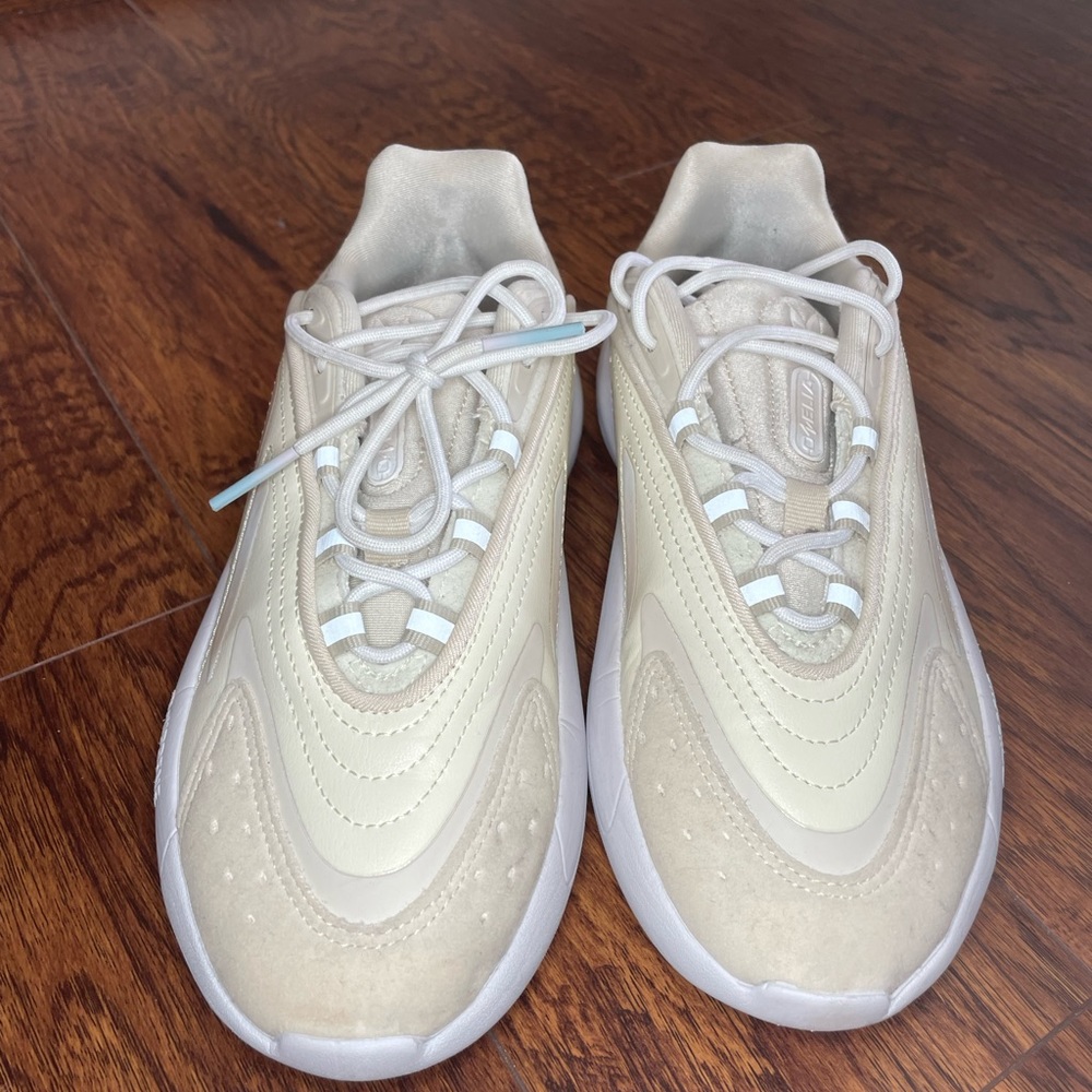 Adidas Ozelia size 5 US like new